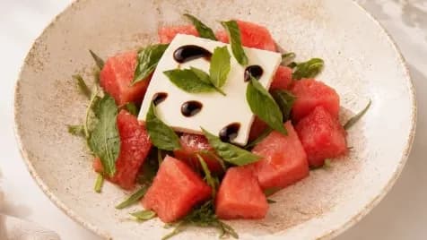 Feta peynirli garpyzly salat