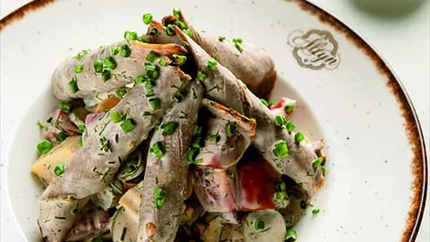 Soýa sousynda etli salat