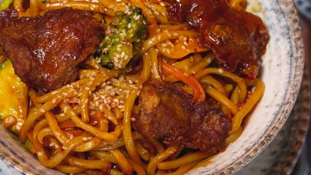 Dana etli udon eriştesi ve pilav