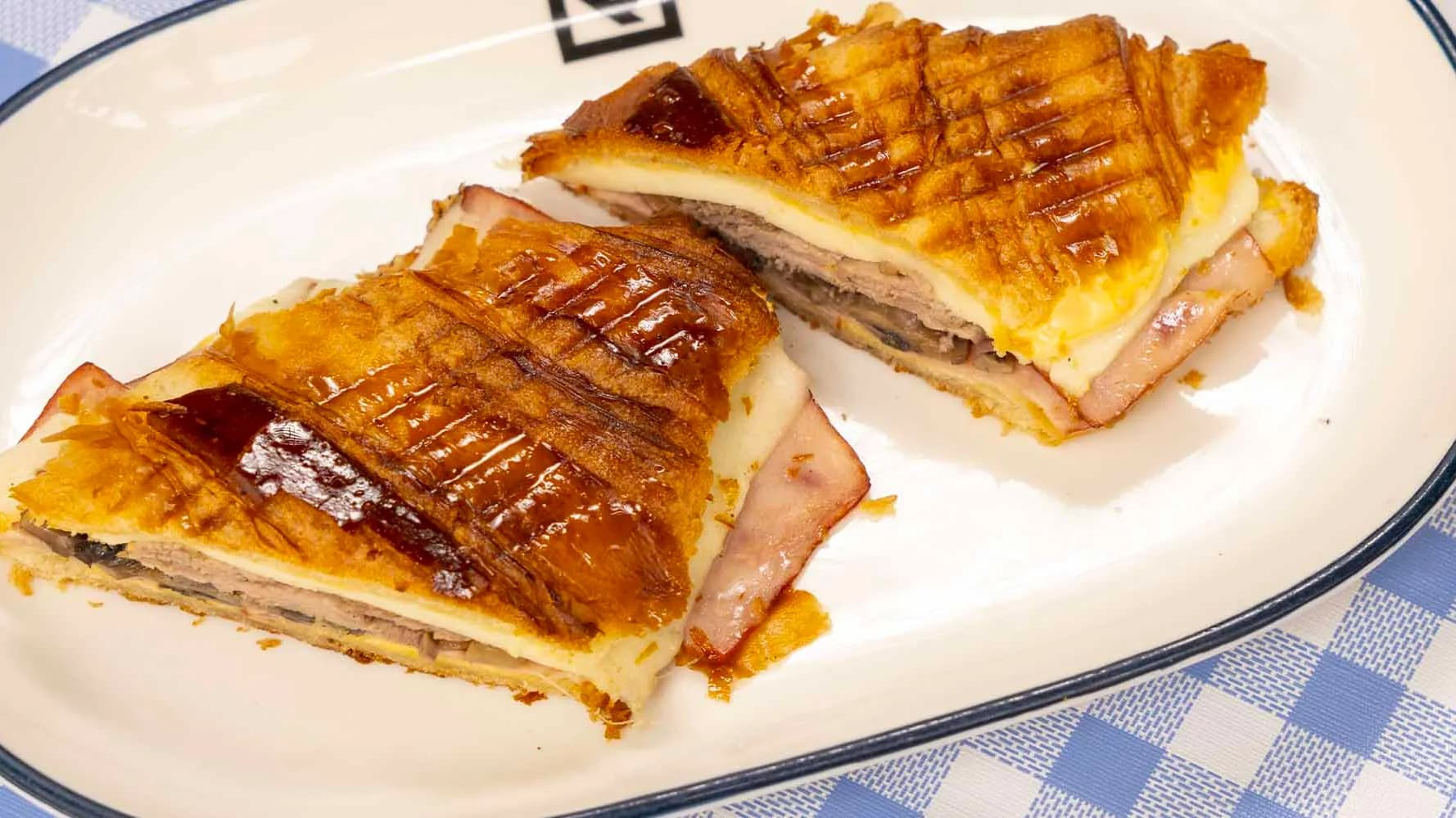 Jambonlu ve peynirli kruvasan tost