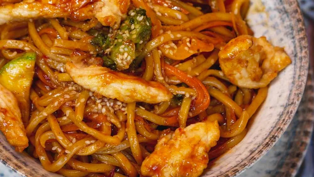 Tavuklu udon eriştesi ve pilav