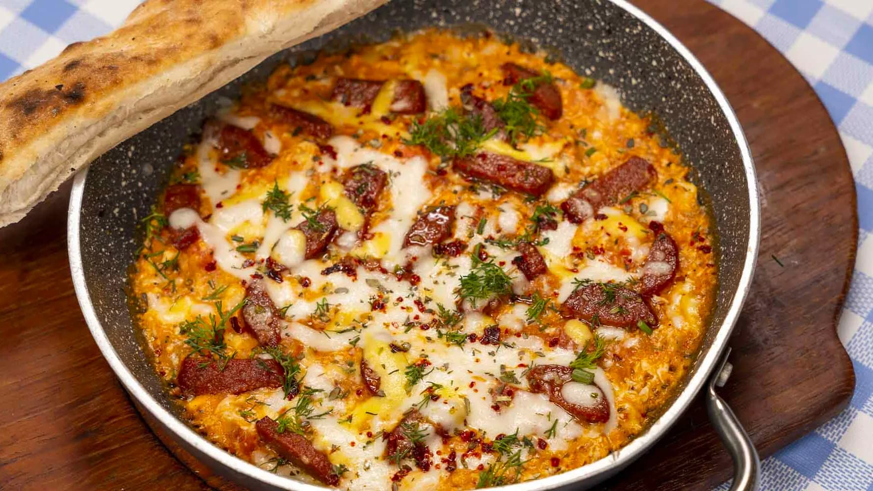 Peynirli ve sucuklu menemen