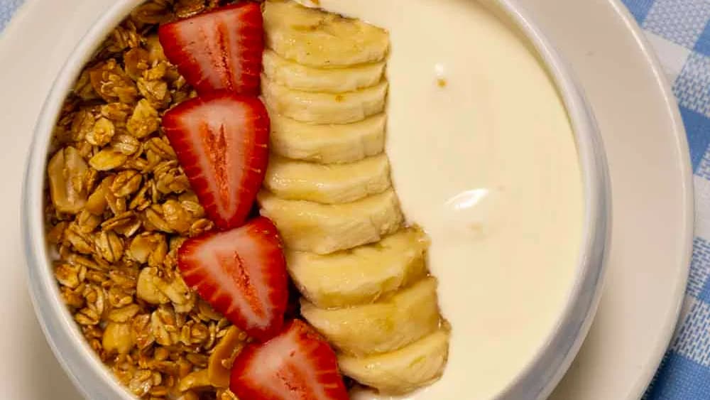 Granola ile Yunan yoğurdu