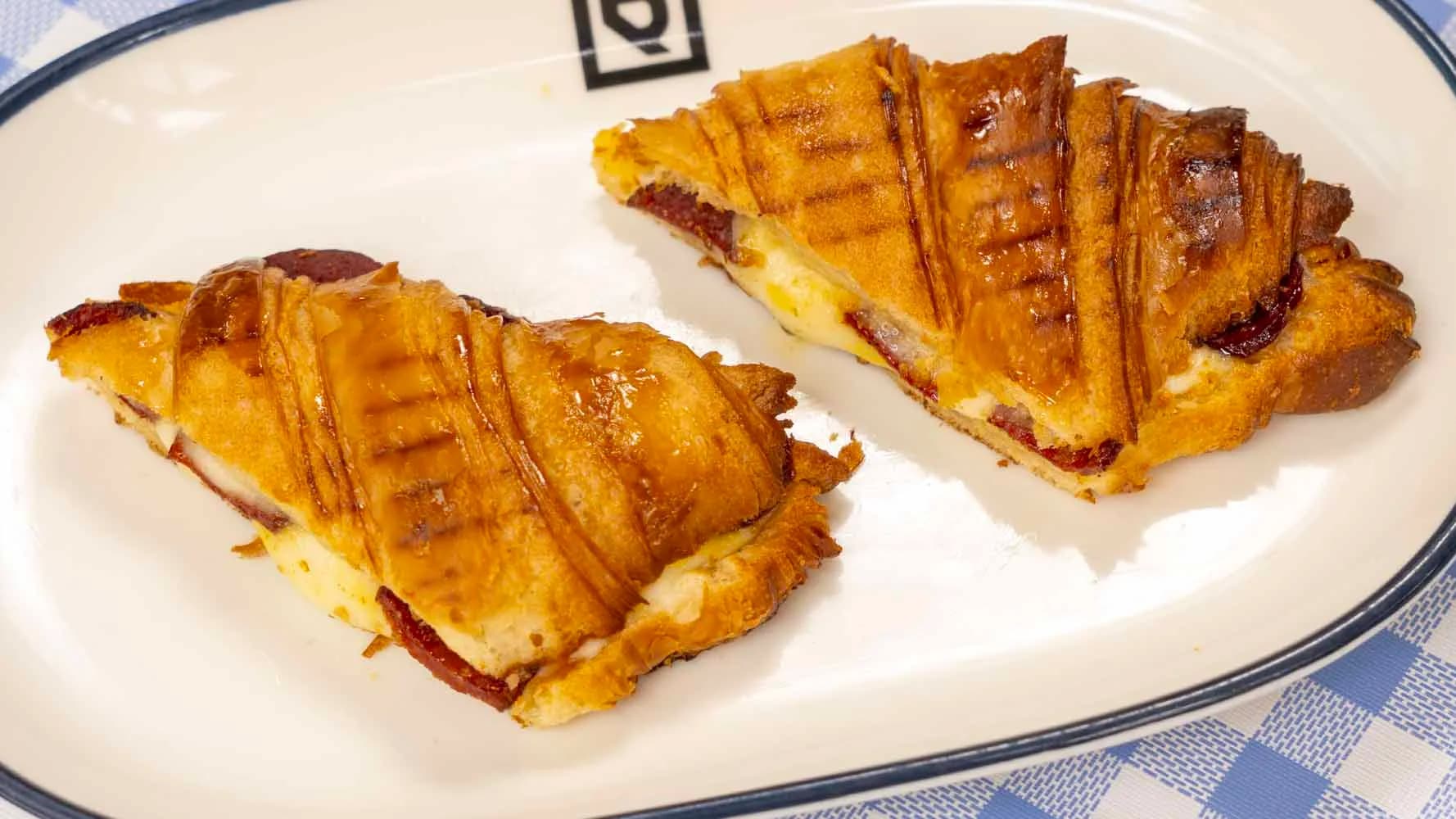 Sucuklu kruvasan tost