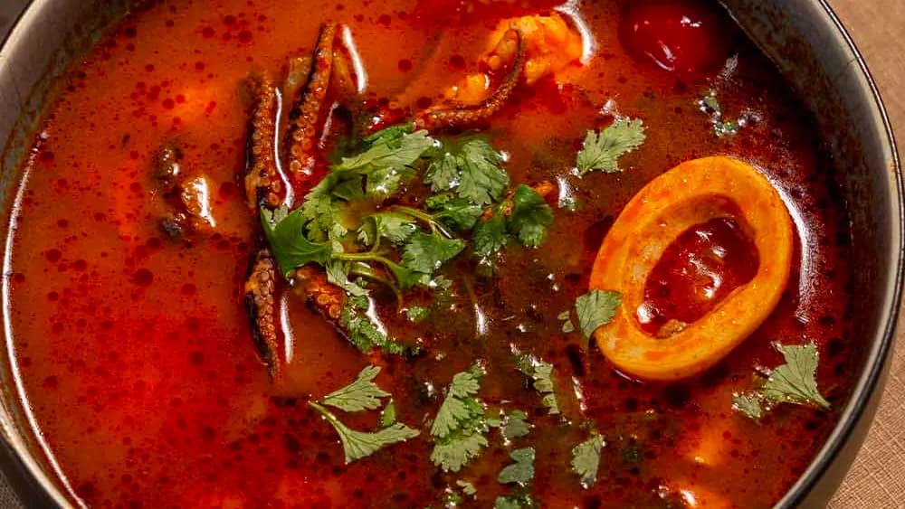 Deniz mahsullü Tom Yum