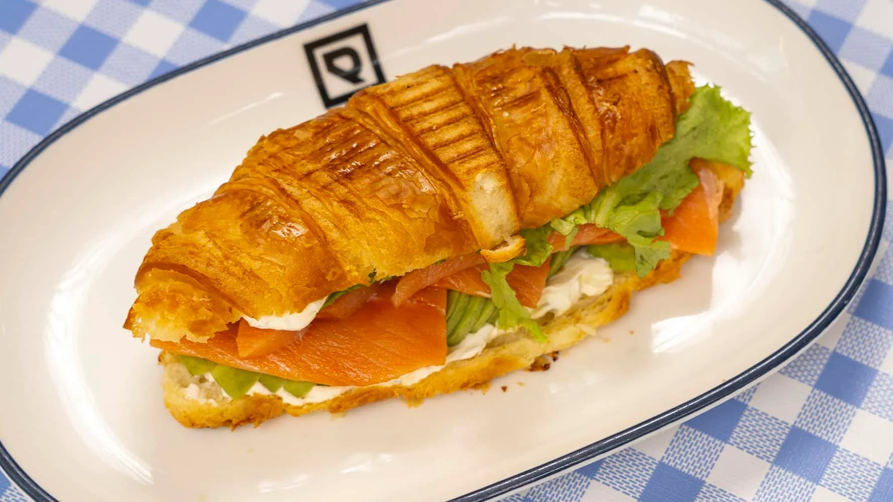 Somonlu ve avokadolu kruvasan tost