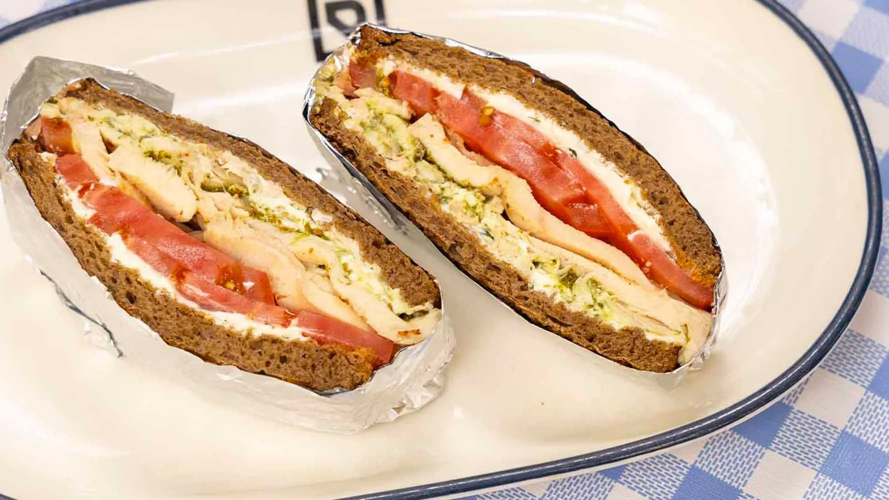 Esmer ekmek üzerinde hindi ve avokado
