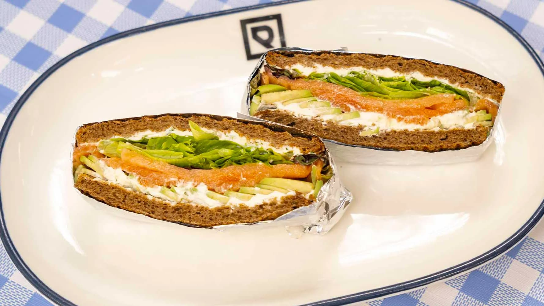 Siyah ekmek üzerinde somon ve avokado