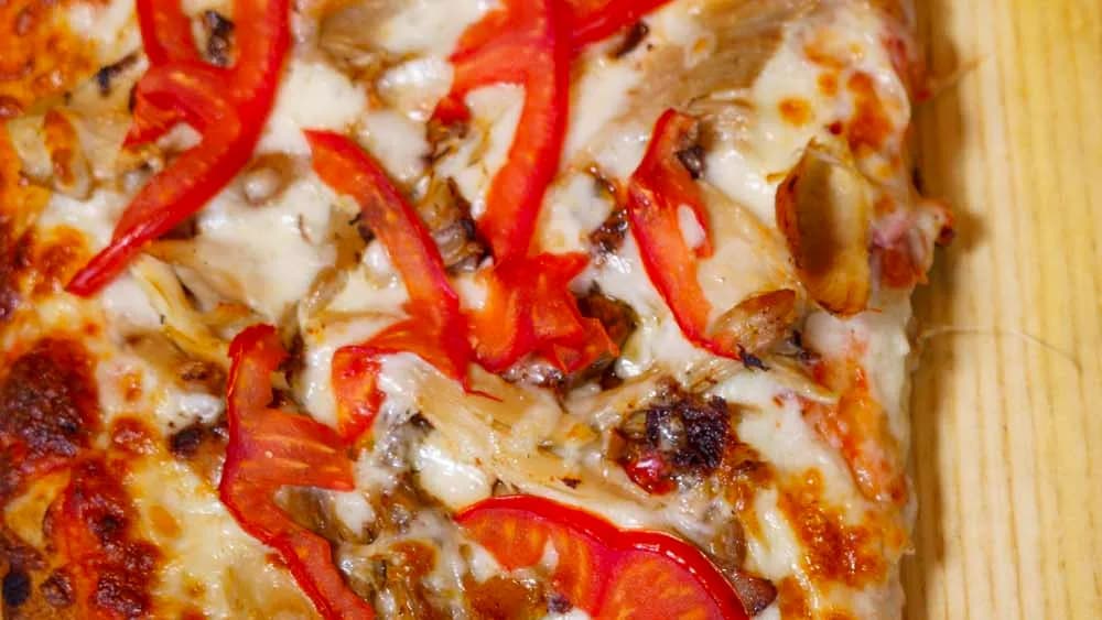 Acılı Tavuklu Pizza
