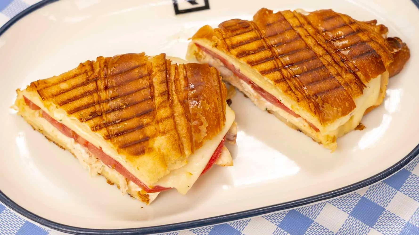 Hindi ve peynirli kruvasan tost