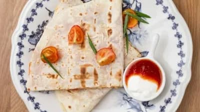 Quesaldia with chicken