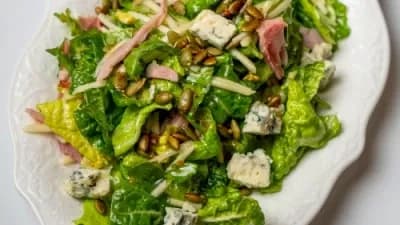 Salad with smoked chicken and Dorblu cheese "Josephine"