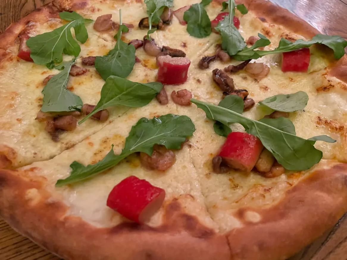 Deňiz önümli pizza