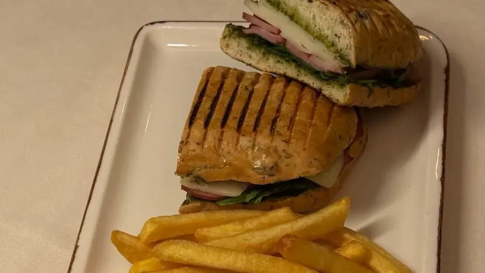 Bekonly fokaçça çöreginden tost-sendwiç