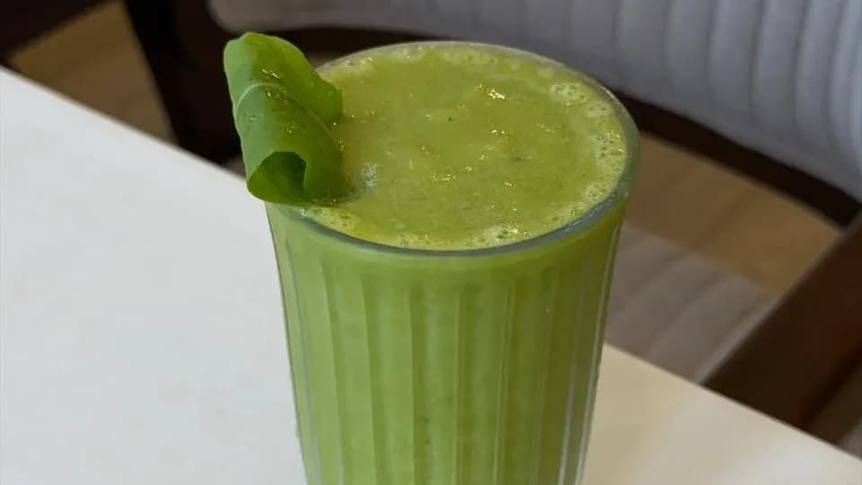 Kiwi sorrel smoothie