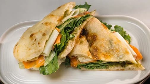 Somon we mozarella bilen panini