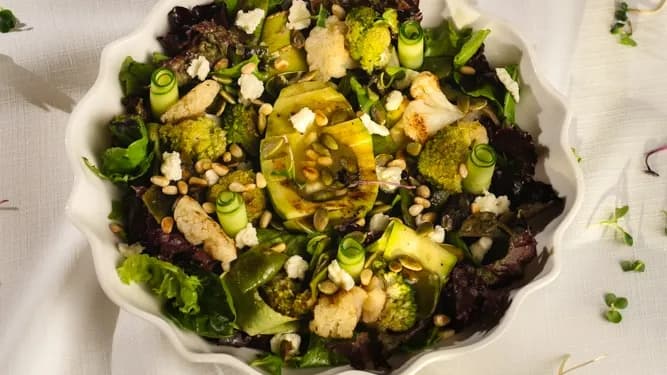 Grilde bişen awokadoly ýaşyl salat