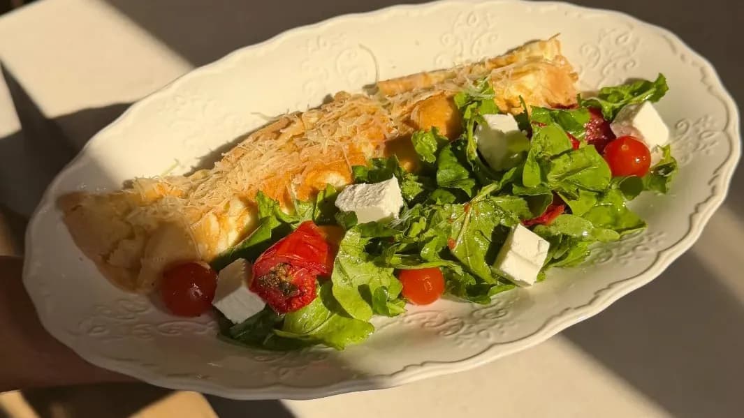 Peýnir we salat bilen fransuz omleti